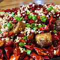 打卡半步颠酒馆，据说是目前上海川菜排名第一，三点半取号，已经排到第二批了。