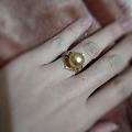 每次戴这枚戒指都会被这颗金珠的珠光折服，变态金