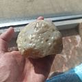 玛瑙原石，像个掰开的豆包。