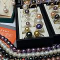 问一下懂珍珠的坛友图中这种妖紫色的珍珠是天然的吗？