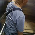 电梯里遇到的大叔，只拍了个背影，妥妥妥的玉石爱好者