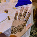 参加印度朋友的婚礼，刚刚完成的凤仙花纹身