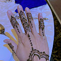 参加印度朋友的婚礼，刚刚完成的凤仙花纹身