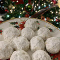 外面飘着雪花，应景做了一些雪球饼，下午抽空把圣诞树🎄装饰起来