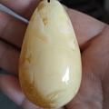 第一次买蜜蜡，麻烦大家帮我看看这个水滴怎么样？背面的是纹路还是裂缝？