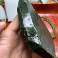 新疆和田籽料菠菜绿原料切片远看乌漆嘛黑，近观碧绿油润。就是黑点多的让人头疼，...