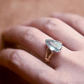 问问大家看图感受：一只奶油体海蓝宝戒指的照片