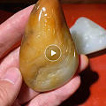 收藏重器，新疆和田玉籽料，大满皮的料子，皮色老气漂亮毛孔清晰，大开门的金皮白...