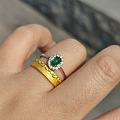 周生生经典款戒指和祖母绿叠戴