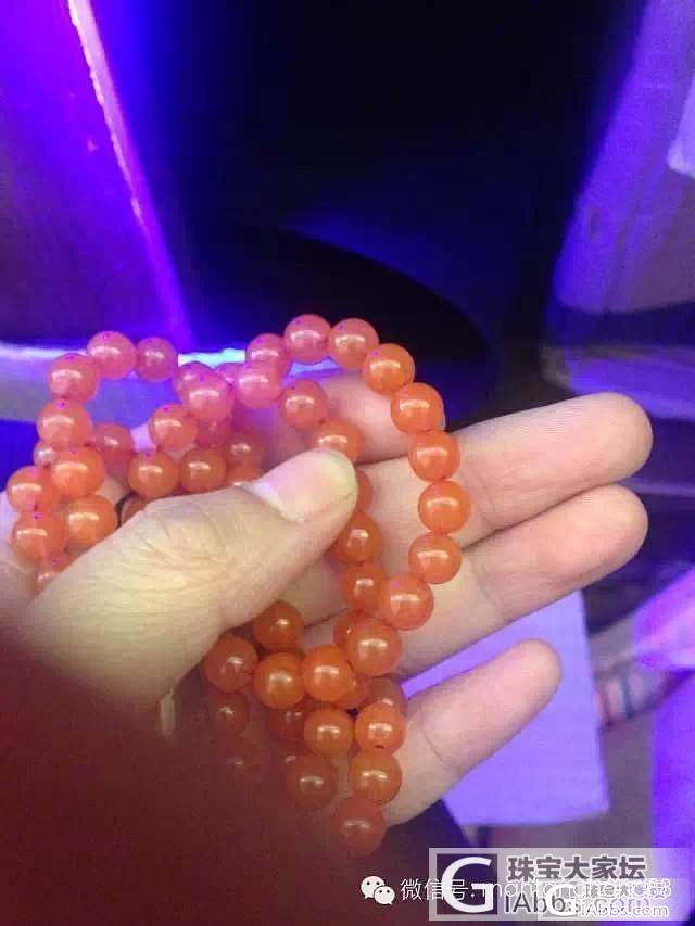 紫光灯下的注胶南红与无注胶南红_传统玉石