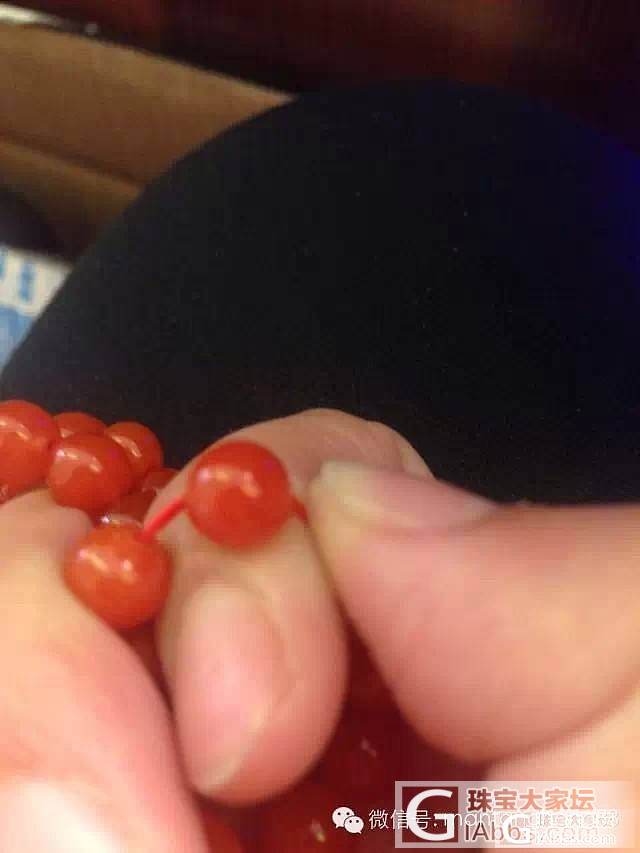紫光灯下的注胶南红与无注胶南红_传统玉石
