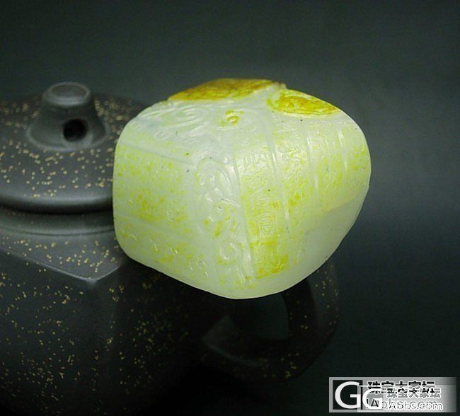 和田一级白玉艳黄皮玉质细密点墨籽料锦灰堆把件_传统玉石
