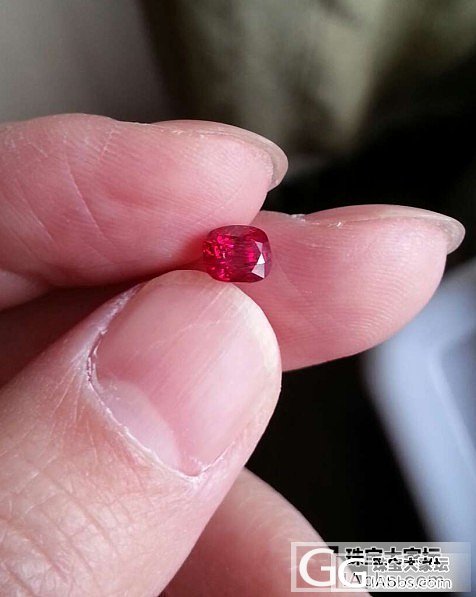 收了一年多,最近才镶嵌好的小红宝和耳钉,我很喜欢