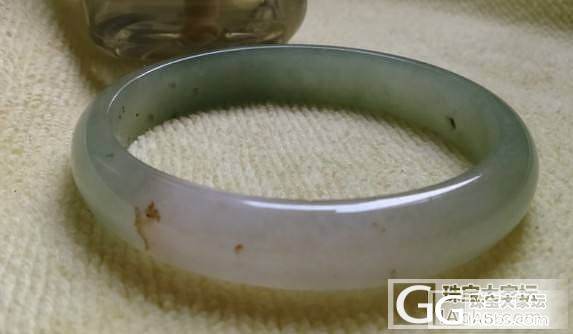 物美价廉试着转56冰种淡绿色翡翠镯_翡翠