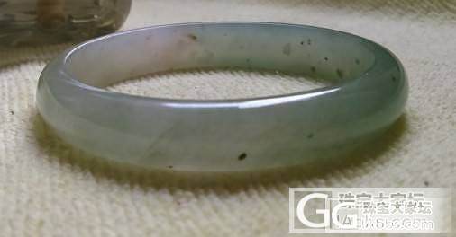 物美价廉试着转56冰种淡绿色翡翠镯_翡翠