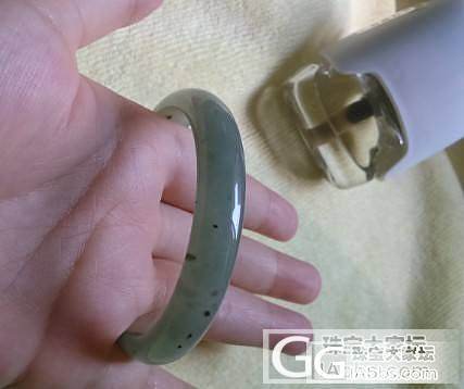 物美价廉试着转56冰种淡绿色翡翠镯_翡翠