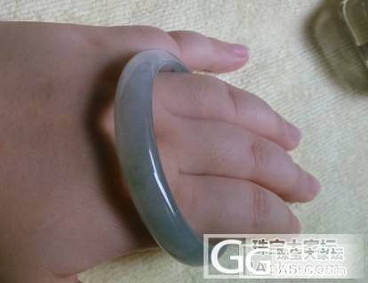 物美价廉试着转56冰种淡绿色翡翠镯_翡翠