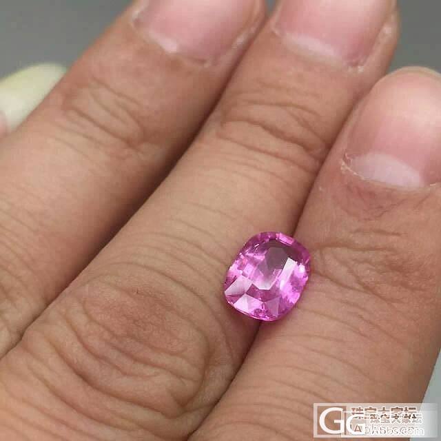两颗粉蓝宝_刻面宝石蓝宝石
