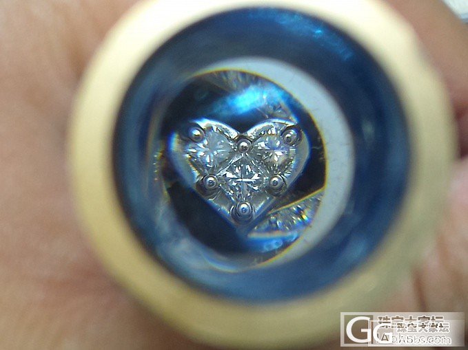 麻烦大家帮我看看，这个吊坠上的三颗钻石是多少个切面，尤其是两侧的钻石_异形钻