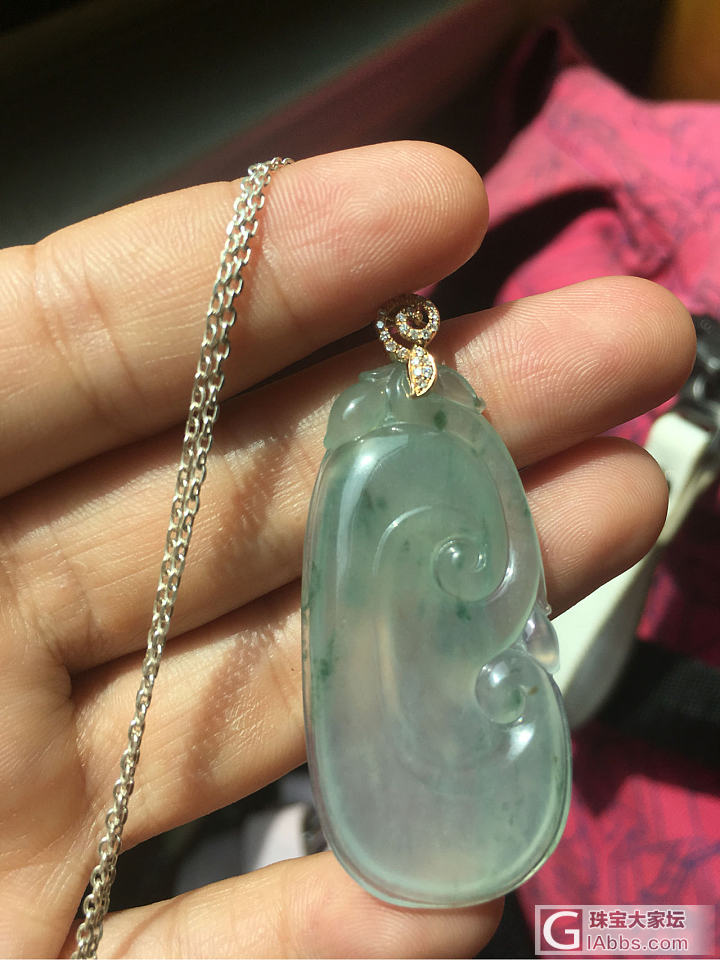 今天把这如意带回家送给老妈，她居然不喜欢种水货，喜欢色货。。_翡翠