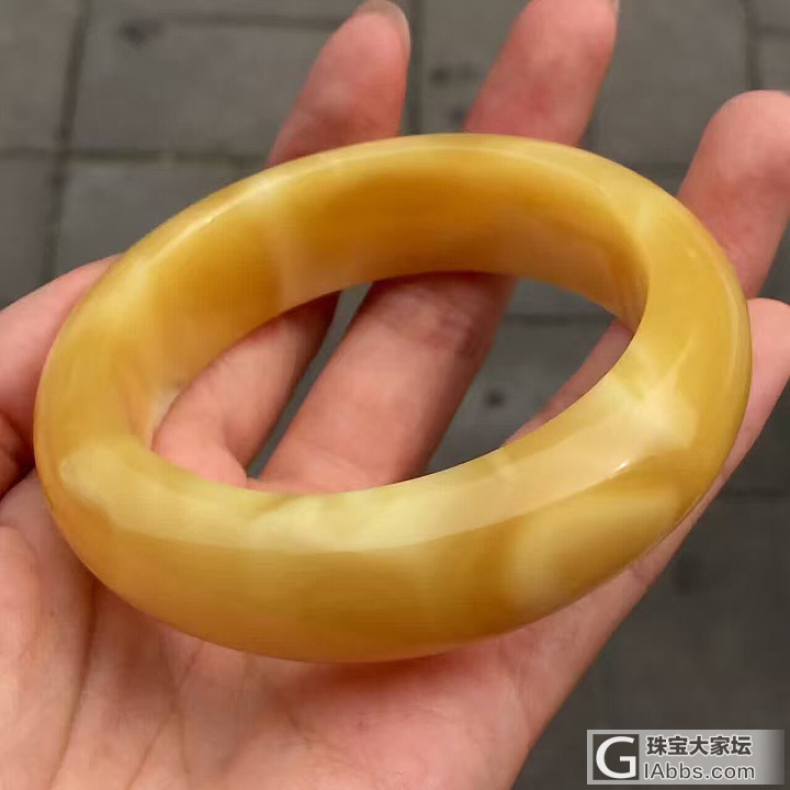 无敌帅气的镯子，蜜蜡能开大镯子真的稀有_琥珀蜜蜡