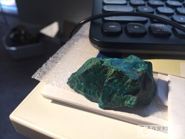 请问这是孔雀石吗？_孔雀石原石