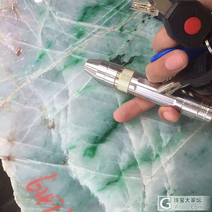 大家来看看这石头能出好东西不？_赌石明料翡翠