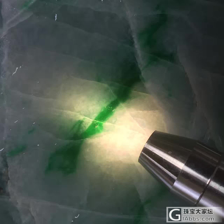 大家来看看这石头能出好东西不？_赌石明料翡翠