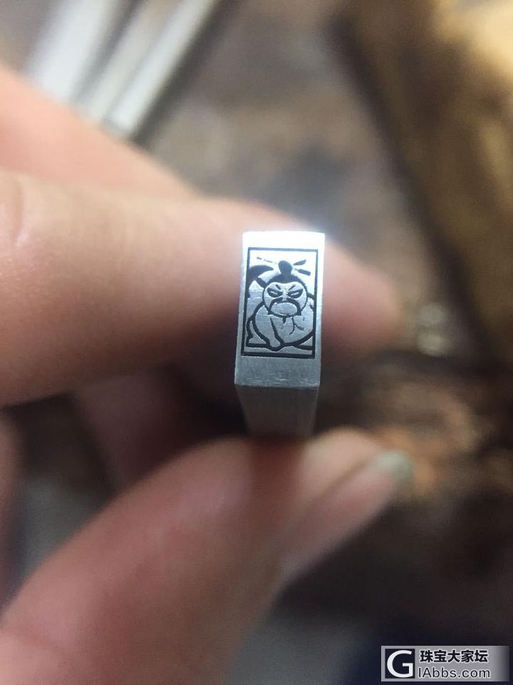 以网络相识，
艺匠聚友圈，
谋财齐兴业，
生意全旺盛。
华
弟_金工