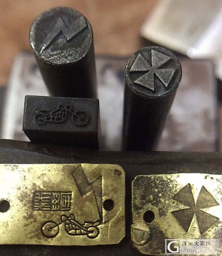 以网络相识，
艺匠聚友圈，
谋财齐兴业，
生意全旺盛。
华
弟_金工