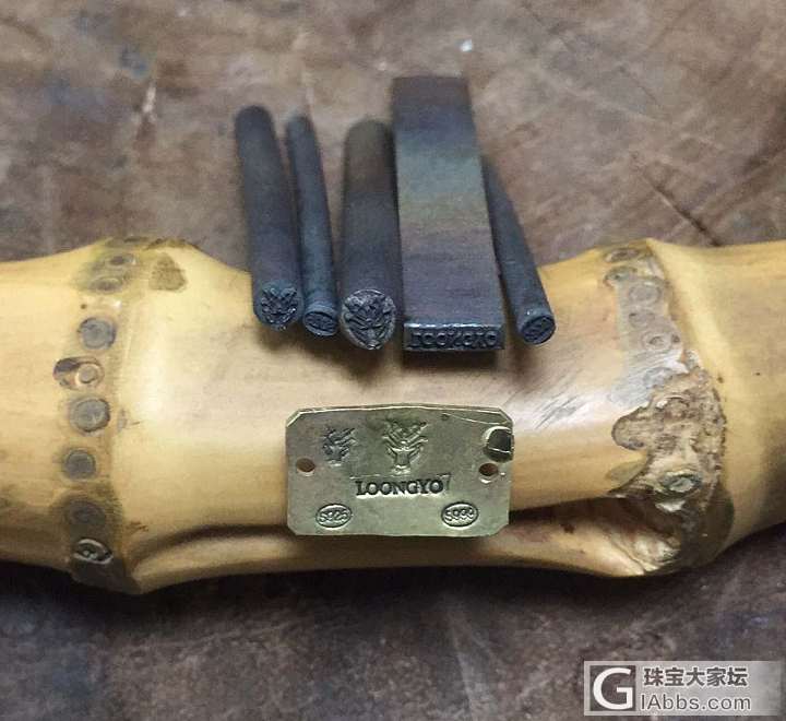 以网络相识，
艺匠聚友圈，
谋财齐兴业，
生意全旺盛。
华
弟_金工