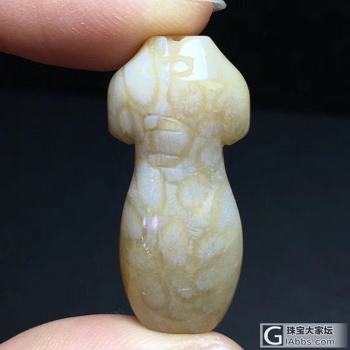 💖💖天然珊瑚玉小旗袍俏色吊坠！规格33×16×8毫米！玉化通透！表皮超好！水头油..._挂件珊瑚玉