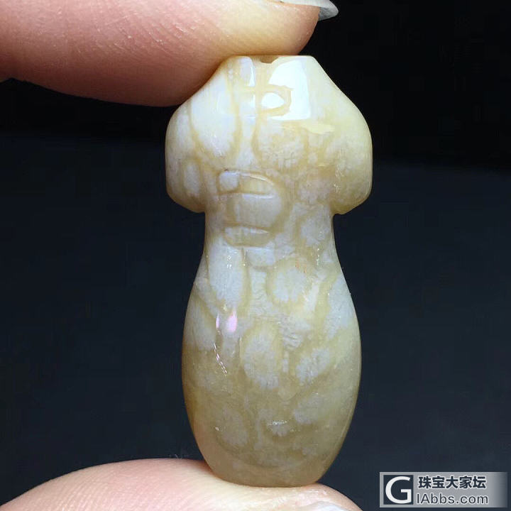 💖💖天然珊瑚玉小旗袍俏色吊坠！规格33×16×8毫米！玉化通透！表皮超好！水头油..._挂件珊瑚玉