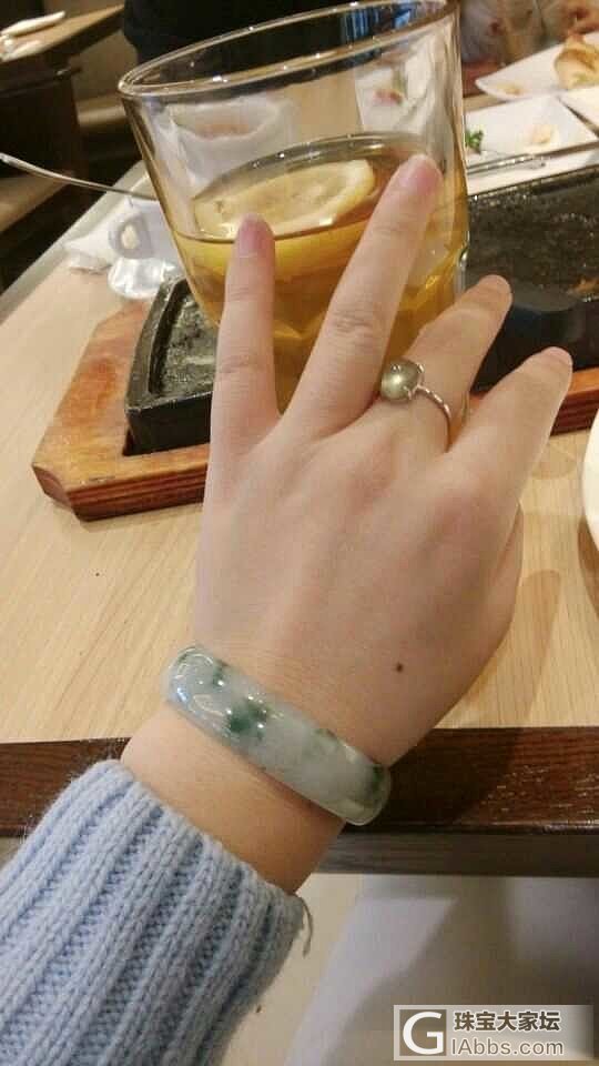 冬天是个上膘的季节，胖到了历史最高点，受不鸟了，不能露脸，只能露手…_首饰少见宝石彩色宝石水晶翡翠手镯