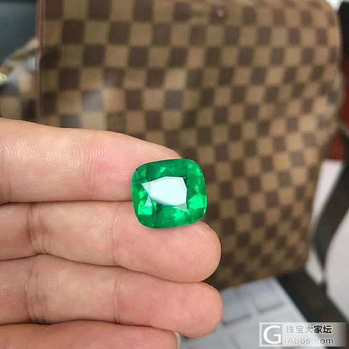 为之疯狂的大祖母绿 哈哈哈  买的很划算 猜猜GRS给了什么色……_刻面宝石祖母绿