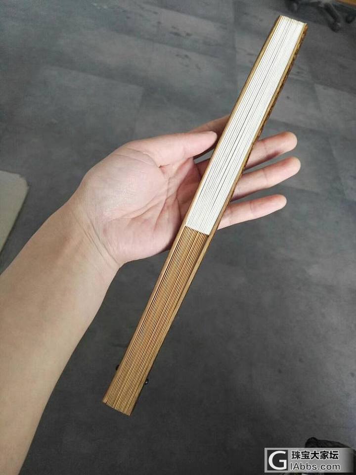 9寸黑底白花老梅鹿扇子，把玩佳品！_扇