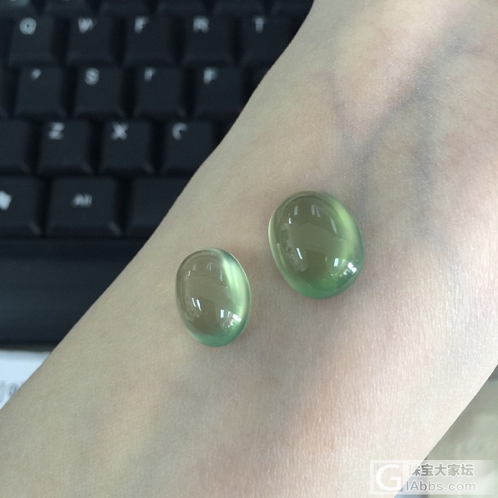 请教这两颗葡萄石成色怎么样_蛋面葡萄石