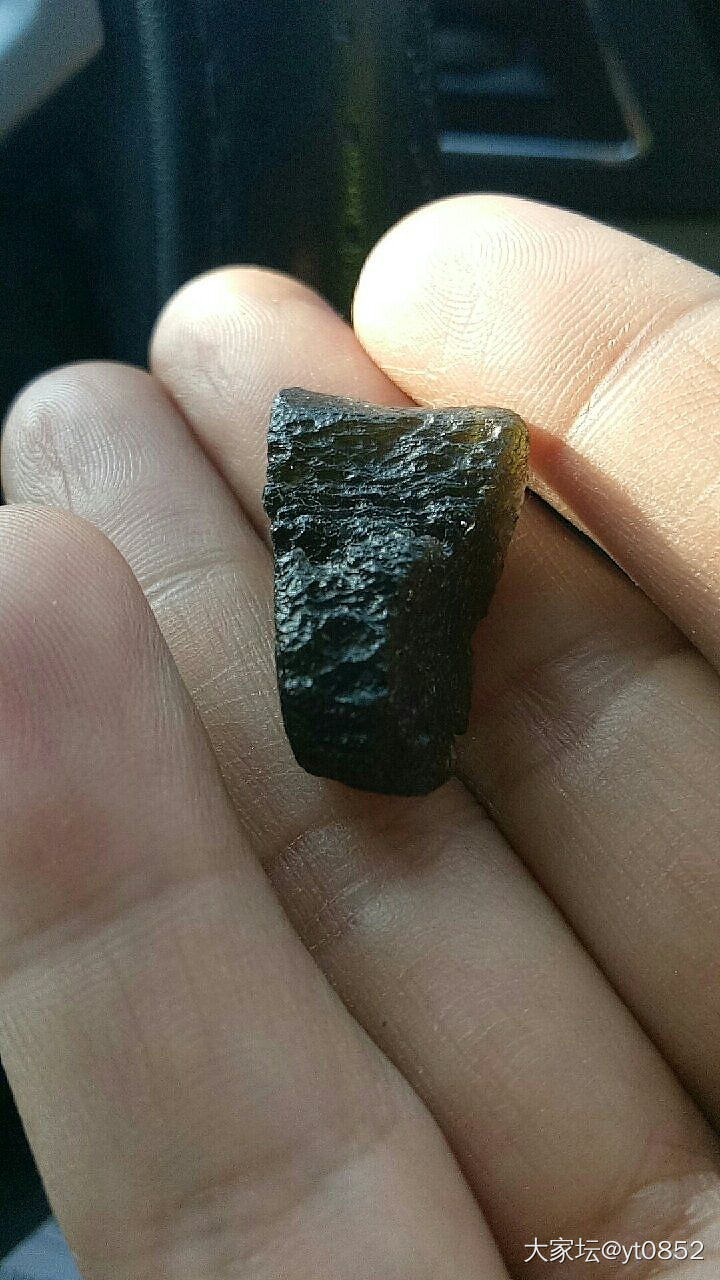 看看这是真的捷克玻璃陨石吗？谢谢了_玻璃陨石陨石