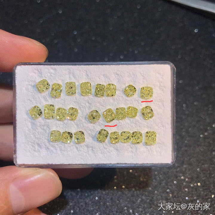 选了两颗 小黄。做图4的款式。  单颗石头34分。我耳垂还是挺饱满的。会不会做出..._彩钻