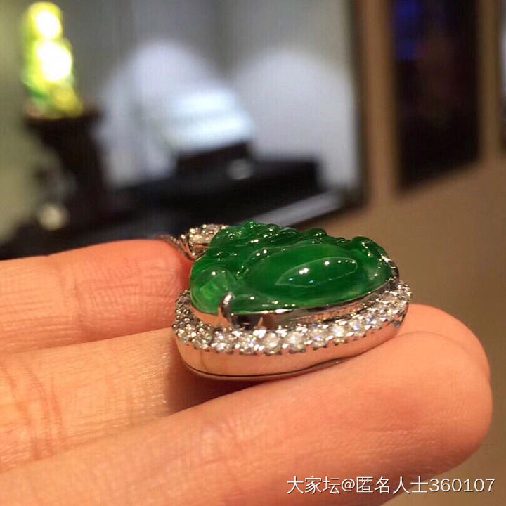 之前有坛友说佛公是菠菜绿，薄片，我想再来求证下。_吊坠翡翠