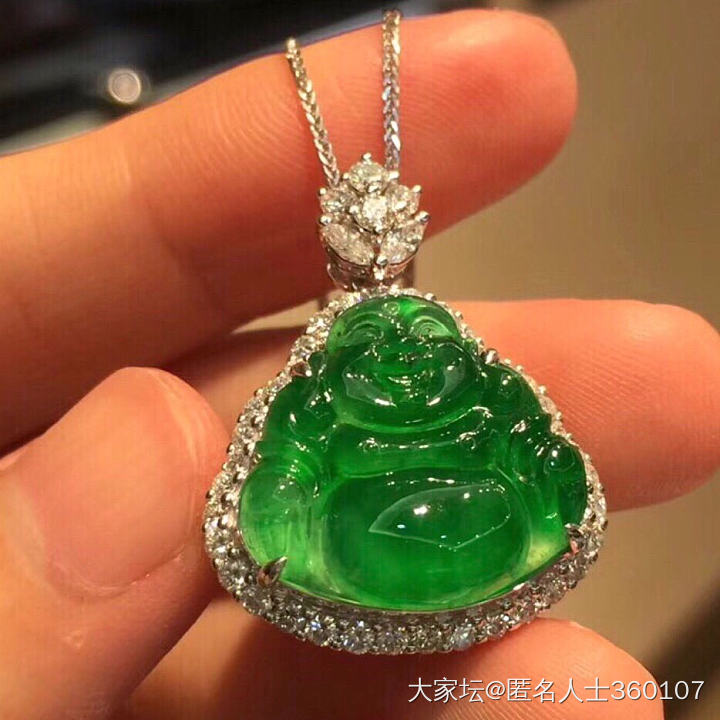 之前有坛友说佛公是菠菜绿，薄片，我想再来求证下。_吊坠翡翠