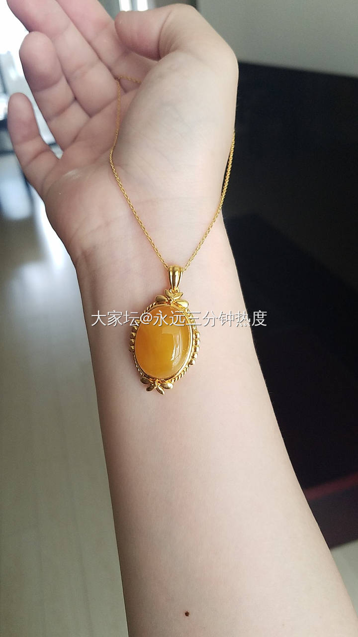 又一个全手工打磨抛光镶嵌的蜜蜡吊坠_琥珀蜜蜡