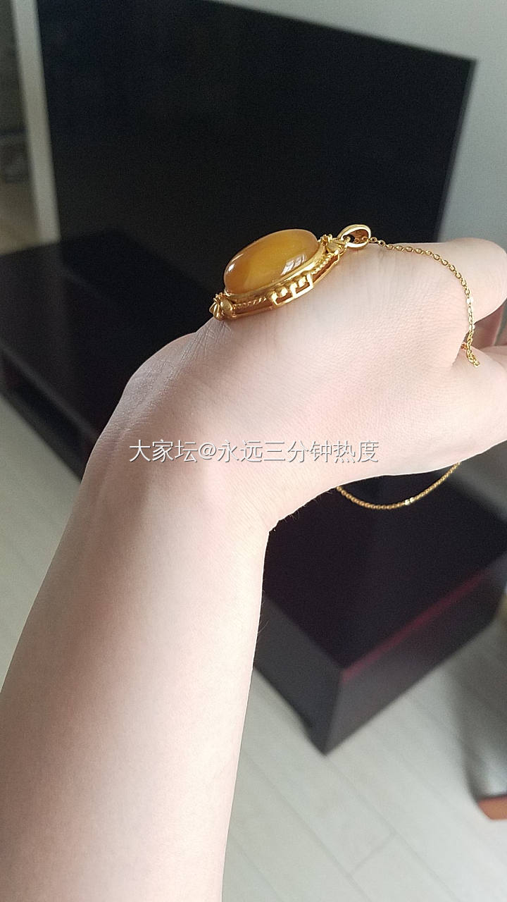 又一个全手工打磨抛光镶嵌的蜜蜡吊坠_琥珀蜜蜡