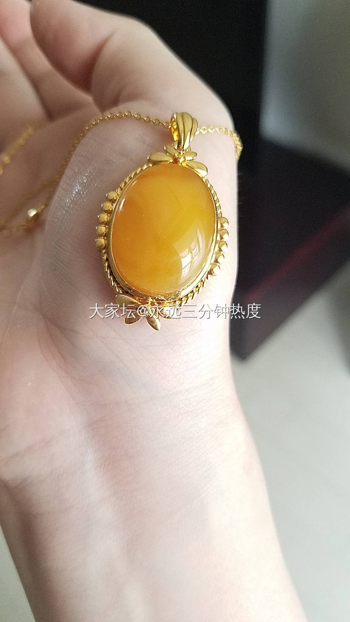又一个全手工打磨抛光镶嵌的蜜蜡吊坠_琥珀蜜蜡