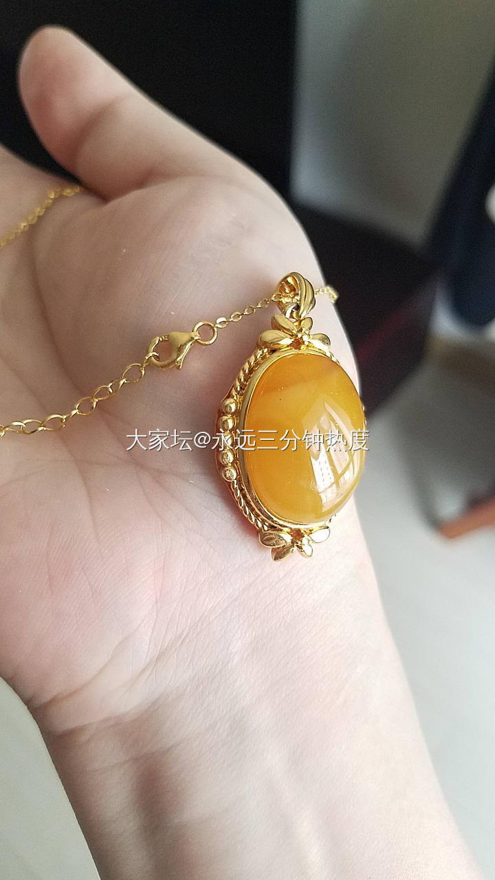 又一个全手工打磨抛光镶嵌的蜜蜡吊坠_琥珀蜜蜡