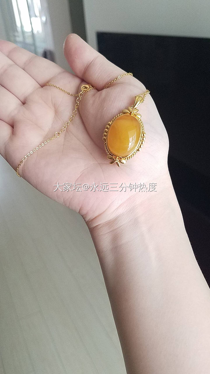 又一个全手工打磨抛光镶嵌的蜜蜡吊坠_琥珀蜜蜡