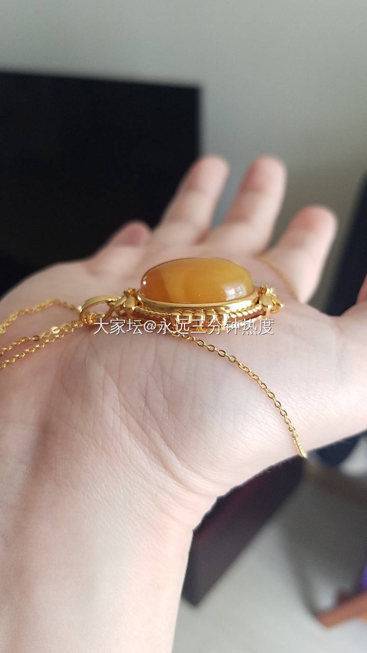 又一个全手工打磨抛光镶嵌的蜜蜡吊坠_琥珀蜜蜡