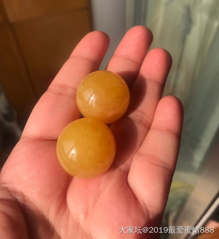 晒晒太阳晒晒两个大珠珠_蜜蜡
