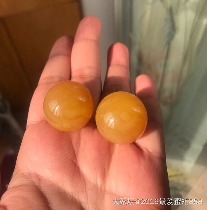 晒晒太阳晒晒两个大珠珠_蜜蜡