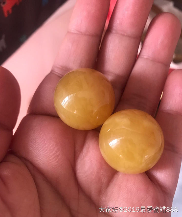 晒晒太阳晒晒两个大珠珠_蜜蜡